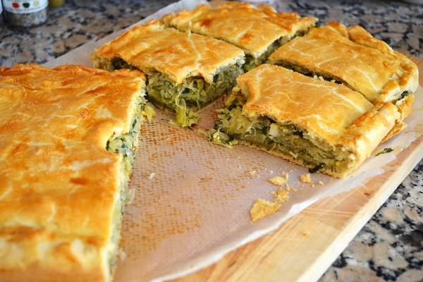 Пирог на кефире с капустой и зеленью