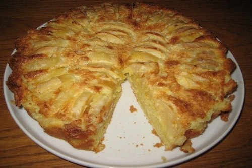 Пирог «Неженка» с яблоками в сметанной заливке