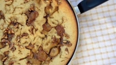 Пирог с бананами, йогуртом, шоколадом и орехами