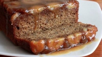 Пирог с бананом в карамельной глазури