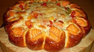 Пирог с форелью, сладким перцем и сыром моцарелла