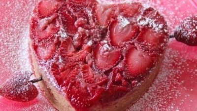 Пирог с клубникой ко Дню влюбленных