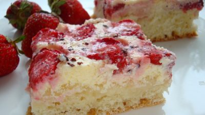Пирог с клубникой в сметанной заливке