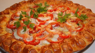 Пирог с курицей, беконом и сосисками