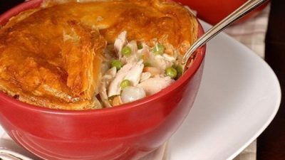 Пирог с курицей и грибами в горшочке