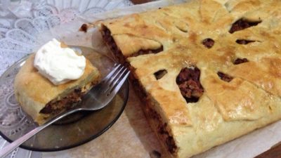 Пирог с мясом, грибами и фасолью