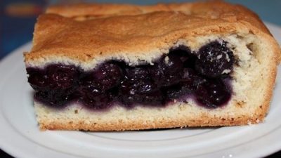 Пирог с начинкой из черники