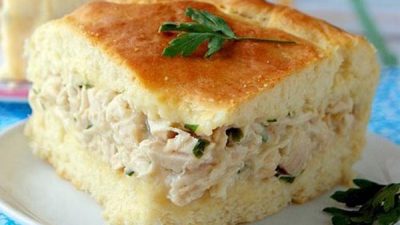 Пирог с начинкой из курицы в соусе