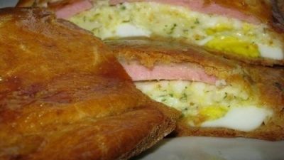 Пирог с плавлеными сырками, колбасой и яйцом