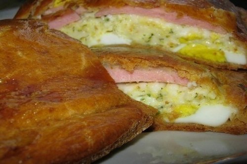 Пирог с плавлеными сырками, колбасой и яйцом