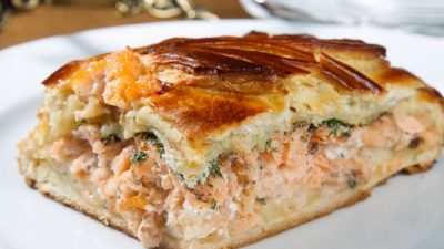 Пирог с сыром моцарелла и семгой