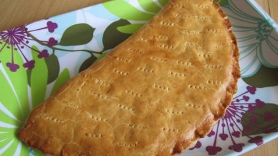 Пирог с сыром, творогом и копченой колбасой