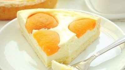 Пирог с творожным кремом и абрикосами