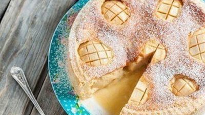 Пирог с яично-сметанной заливкой и яблоками