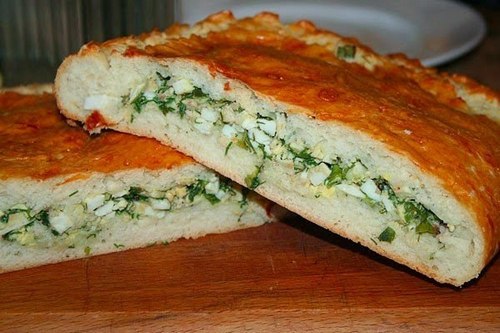 Заливной пирог с луком зеленым и яйцом на кефире и сметане простой рецепт пошаговый
