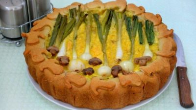 Пирог с зеленым луком, грибами и сыром