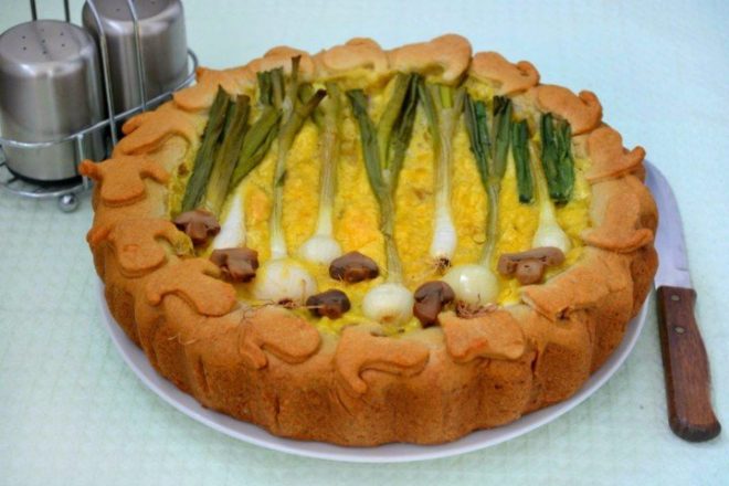 Пирог с зеленым луком, грибами и сыром