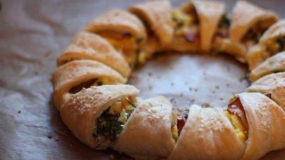 Пирог-венок с сыром, беконом и яйцами