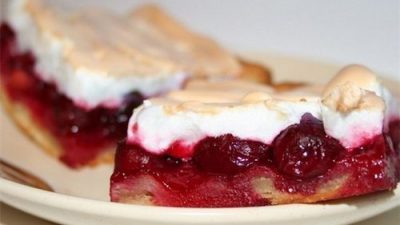 Пирог вишневый с безе