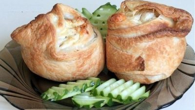 Пирожки из слоеного теста с сыром и курицей