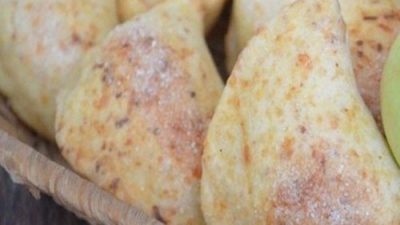 Пирожки из сырного теста с яблоком