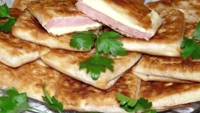 Пирожки из тонкого лаваша с сыром и ветчиной