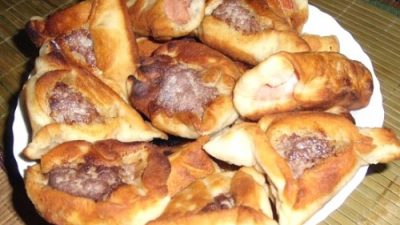 Пирожки с сырно-колбасной начинкой из песочного дрожжевого теста