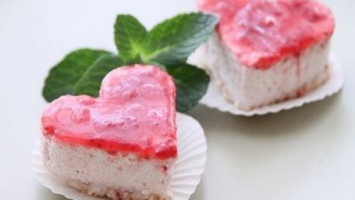 Пирожное из кокосовой стружки и клубники