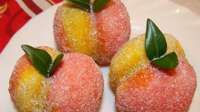 Пирожное «Персики» со сметанным кремом