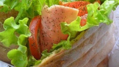 Пита с ветчиной, овощами и кукурузой