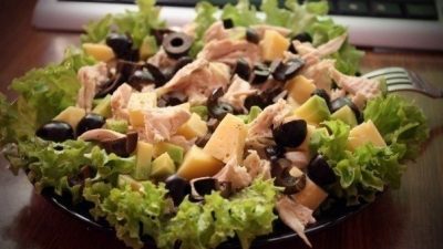 Питательный салат с курицей, авокадо и сыром