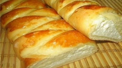 Плетенка из дрожжевого теста с начинкой из творога