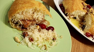 Плов с курицей и сухофруктами в тесте