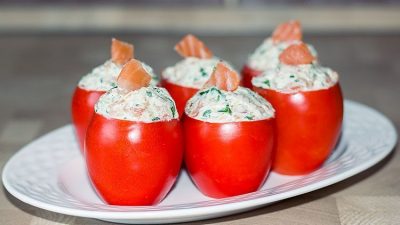 Помидоры, фаршированные красной рыбой с сыром