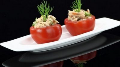 Помидоры фаршированные тунцом и красным луком