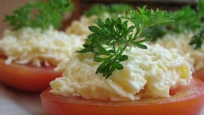 Помидоры с сыром и чесноком