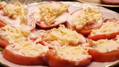 Помидоры с сыром в микроволновке на закуску