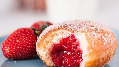 Пончики с клубникой дома