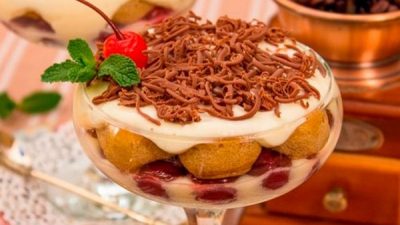 Порционное тирамису с шоколадом и вишней