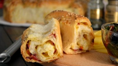 Порционный пирог с сыром и копченой колбасой