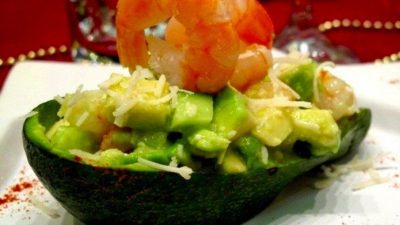 Порционный салат из авокадо с креветками