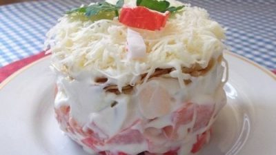 Порционный салат с чипсами и крабовыми палочками
