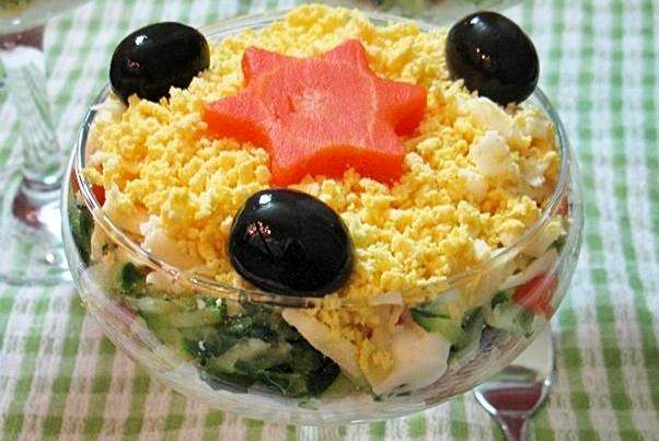 Порционный салат с тунцом и огурцом