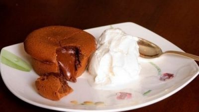 Португальские горячие пирожные с горьким шоколадом