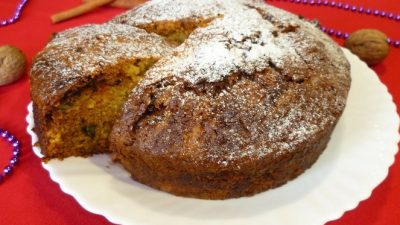 Постная медовая коврижка с изюмом и орехами