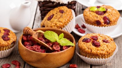 Постные кексики с сушеной клюквой