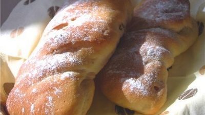 Постные витые булочки с изюмом и семенами льна