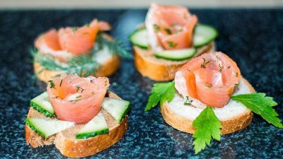 Праздничные бутерброды с лососем и зеленью