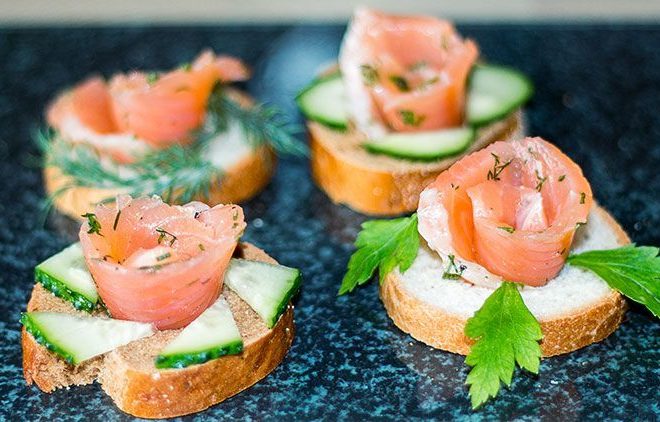 Бутерброды с красной рыбой — 10 простых и вкусных рецептов для праздничного стола