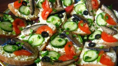 Праздничные бутерброды с сыром и шпротами